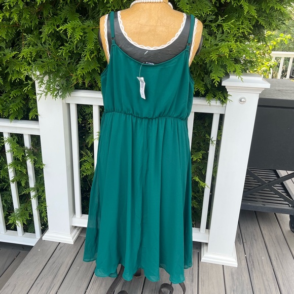 Torrid; Midi Chiffon Pleated Dress; Emerald Green Color; Mint Condition; 2XL - Picture 2 of 9